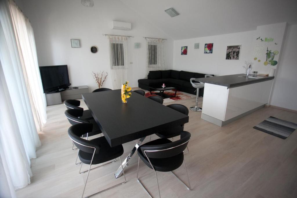 Apartments Svjetlana Trogir Quarto foto